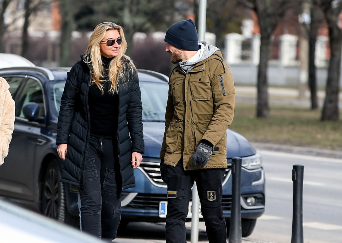 Martyna Wojciechowska z córeczką i z Przemkiem Kossakowski na spacerze