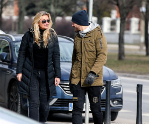 Martyna Wojciechowska z córeczką i z Przemkiem Kossakowski na spacerze
