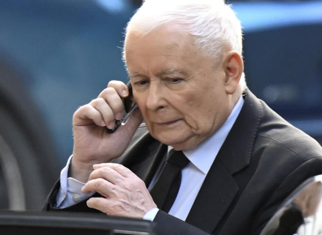 Kaczyński ma kultowy telefon komórkowy