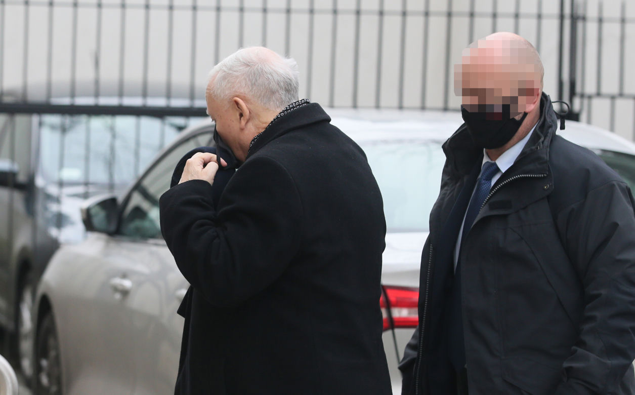 Jarosław Kaczyński jak co niedziela pojechał na mszę do kościoła św. Benona
