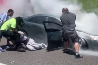 Od śmierci dzieliły go sekundy! Z płonącego auta uratował go inny kierowca - WIDEO