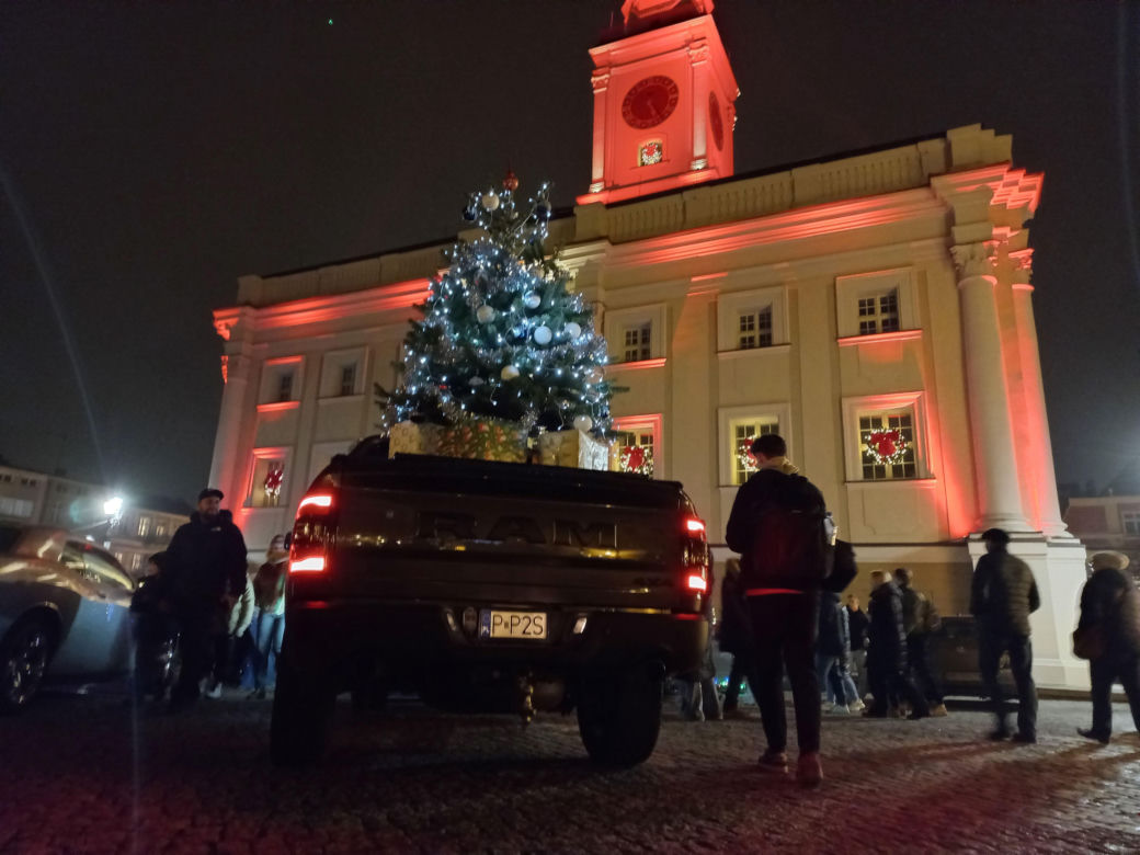 Świąteczny Zlot Amerykańskich Samochodów na Rynku w Lesznie