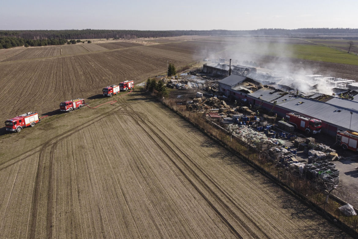 Potężny pożar pod Wrocławiem. Palił się zakład produkujący znicze i świece