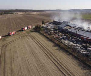 Potężny pożar pod Wrocławiem. Palił się zakład produkujący znicze i świece