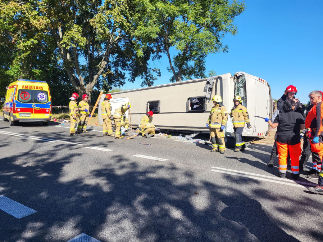 Wypadek autobusu rejsowego w miejscowości Piotrowina pod Kałuszynem. Droga zablokowana! 06.09.2022