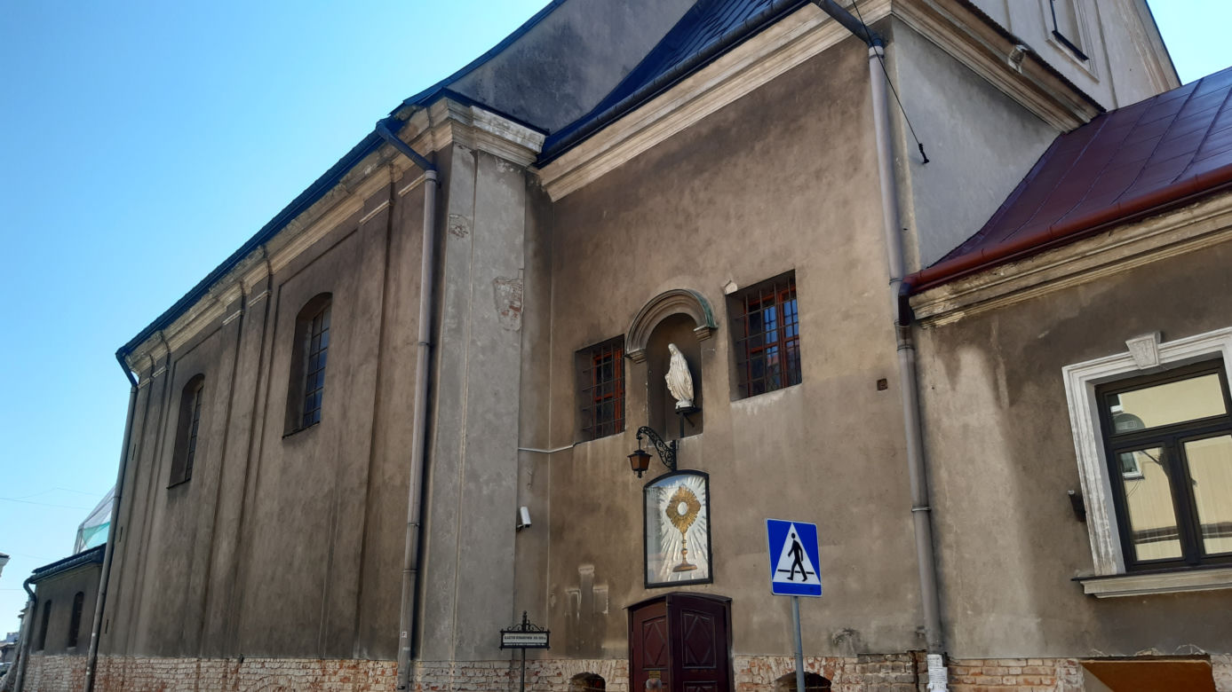 Zabytkowe cegły zostały odsłonięte