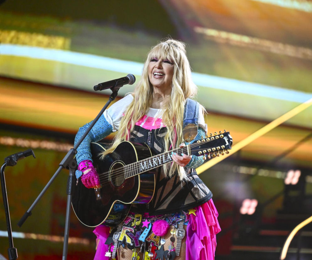Uśmiechnięta Maryla Rodowicz z gitarą podczas koncertu. O jej wielkiej trasie zaplanowanej na 2027 rok przeczytasz na Eska.