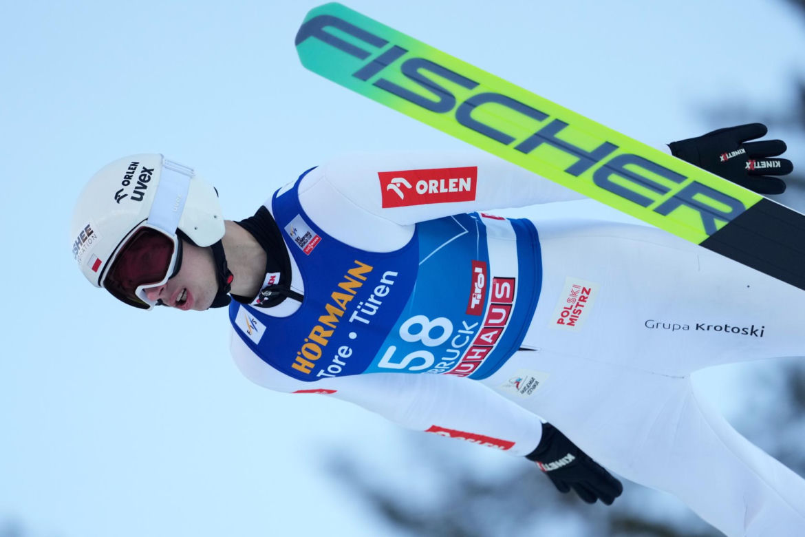 Kacper Tomasiak zaliczył dramatycznie wyglądający upadek w Vikersund