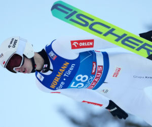 Kacper Tomasiak zaliczył dramatycznie wyglądający upadek w Vikersund