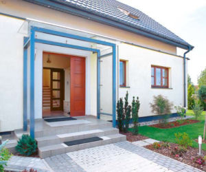Przejrzyste zadaszenie nad drzwiami