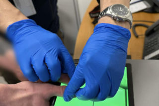 Zabezpieczał imprezę, został kopnięty w twarz. Długa lista zarzutów dla 29-latka z gminy Piaski