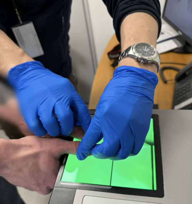 Zabezpieczał imprezę, został kopnięty w twarz. Długa lista zarzutów dla 29-latka z gminy Piaski