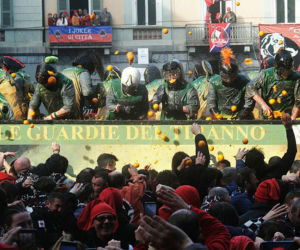 Włochy/ Ponad 140 osób odniosło obrażenia podczas kolejnej bitwy na pomarańcze w Ivrei