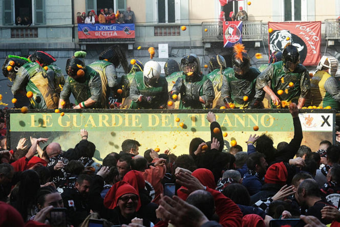 Włochy/ Ponad 140 osób odniosło obrażenia podczas kolejnej bitwy na pomarańcze w Ivrei
