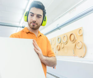 Metody ograniczania hałasu w halach przemysłowych