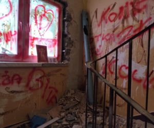  Zniszczył blok z powodu zawodu miłosnego? Na zdemolowanej ścianie napisał imię byłej dziewczyny