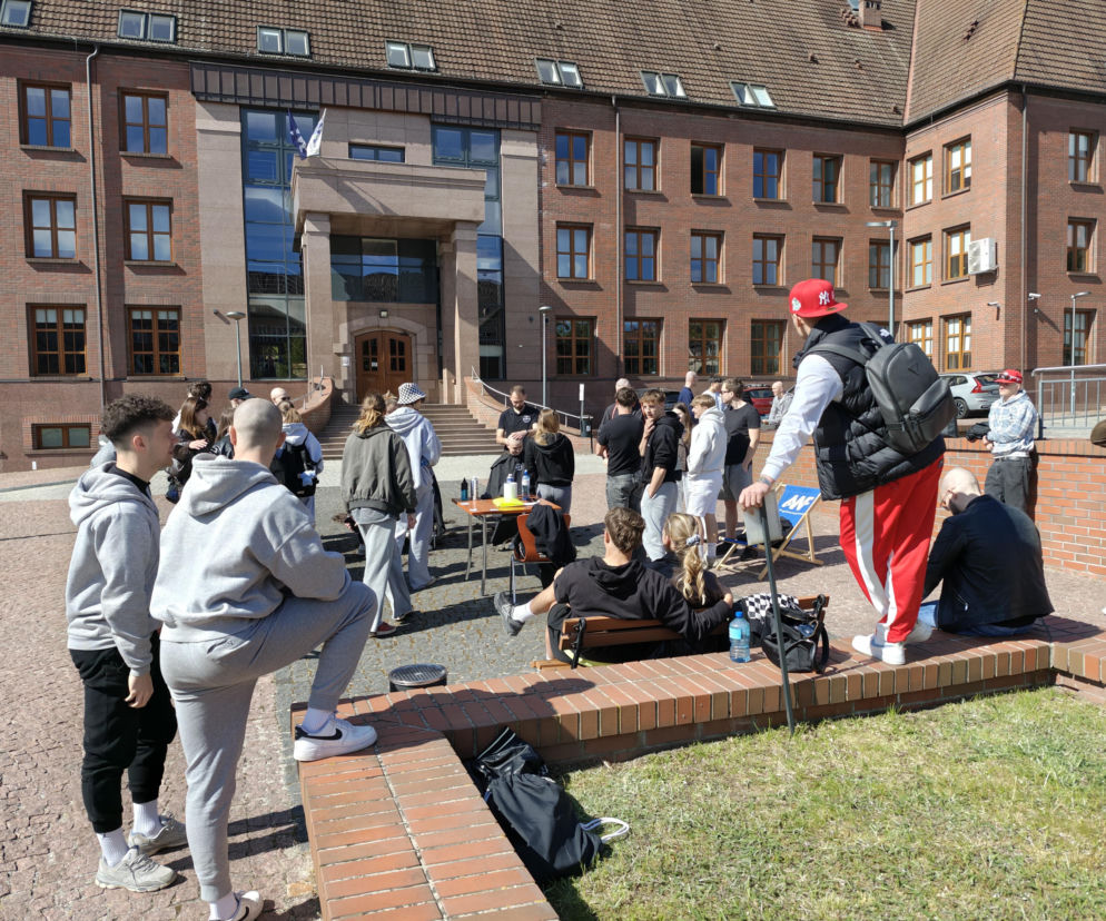 Studenci gorzowskiego AWF ogolili się na pochybel rakowi