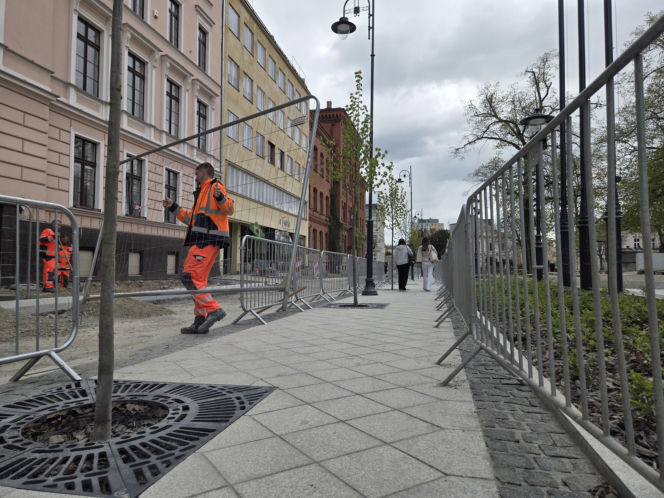 Nowe oblicze placu Wolności. Kwiaciarnie już zamontowane, koniec prac coraz bliżej