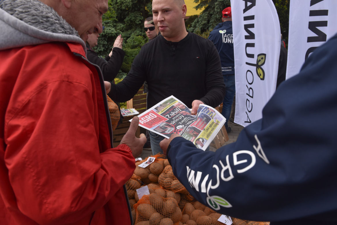 Nietypowy protest Agrounii. Rolnicy rozdawali ziemniaki w Toruniu
