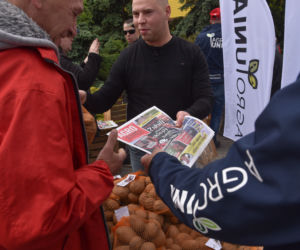 Nietypowy protest Agrounii. Rolnicy rozdawali ziemniaki w Toruniu