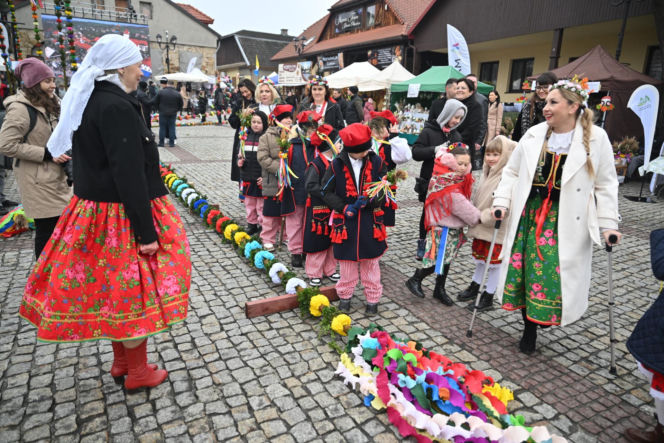 35 metrów i 80 centymetrów liczy palma, która zwyciężyła tegoroczny konkurs palm w Lipnicy Murowanej
