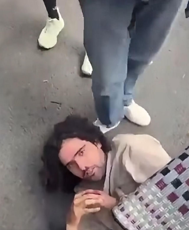 Krwawy atak w centrum Paryża. Nożownik rzucił się na kobiety, wszystko nagrała kamera