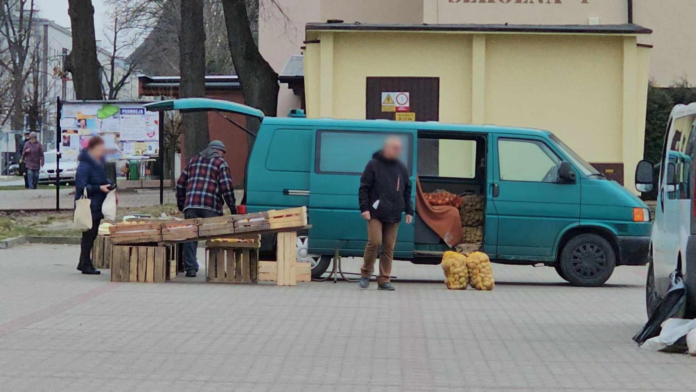 Pustki na targowisku w Nowej Dębie