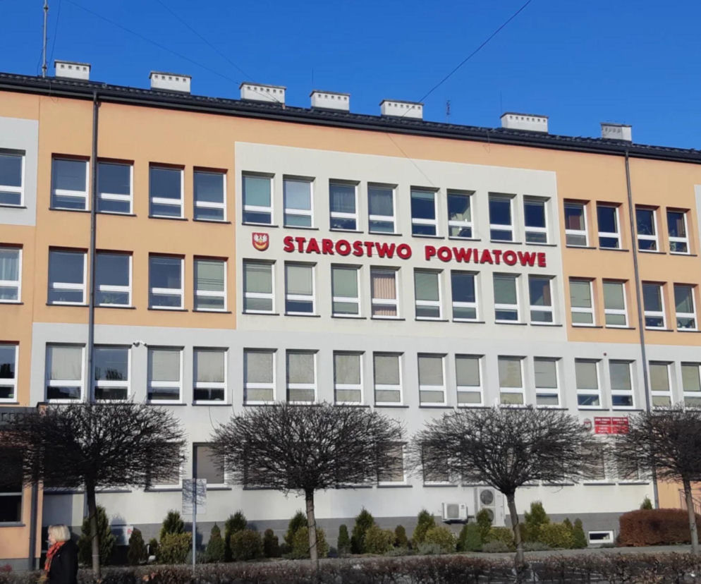 Budynek Starostwa Powiatowego w Tarnowie. O proteście władz przeciw likwidacji placówki przeczytasz na Eska Tarnów.