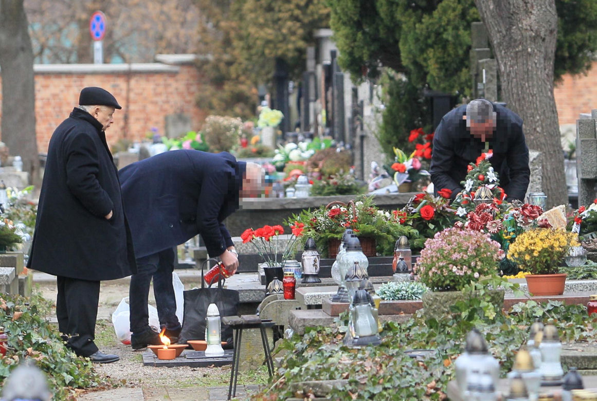 Kaczyński pojechał w święta na cmentarz