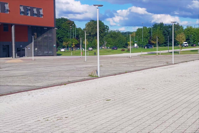 Plac przed Netto Areną przed zmianami