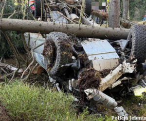 Terenówkę z trojgiem dzieci przygniotły dwa drzewa! Makabryczny wypadek pod Szklarską Porębą [ZDJĘCIA]
