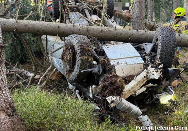 Terenówkę z trojgiem dzieci przygniotły dwa drzewa! Makabryczny wypadek pod Szklarską Porębą [ZDJĘCIA]