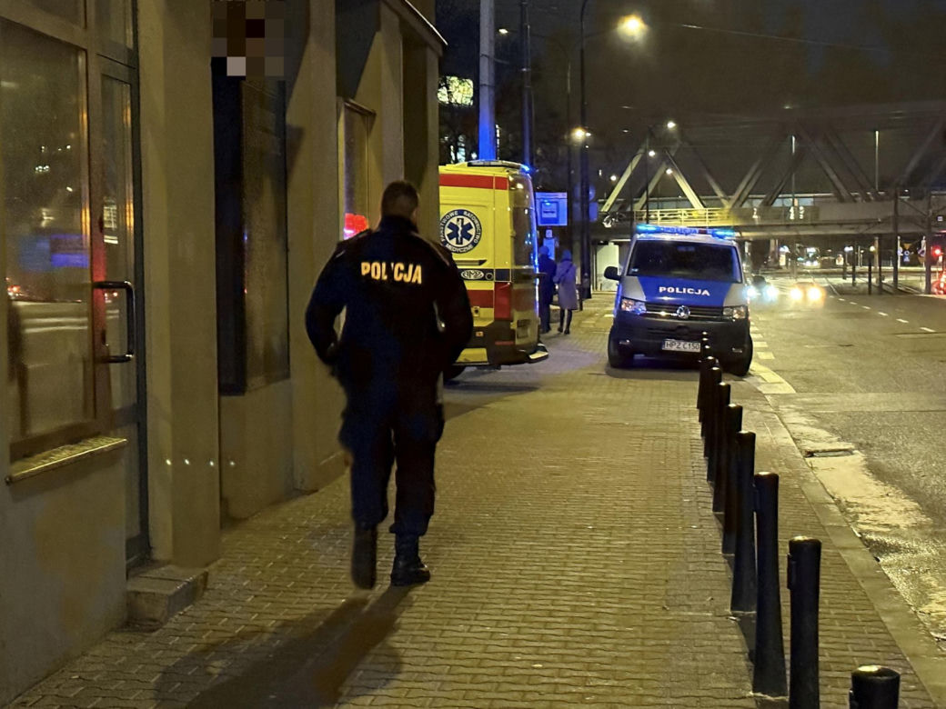 Spadł z drabiny i zginął. Tragiczny wypadek w pubie w Warszawie. Nie żyje 46-letni mężczyzna