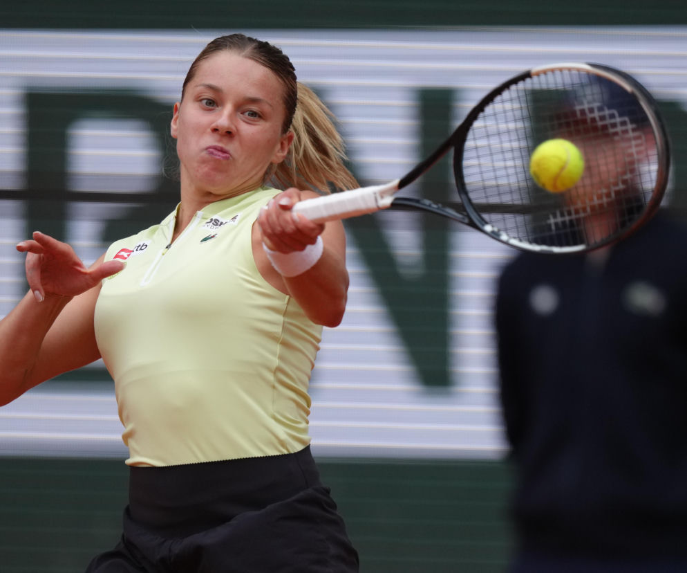 Tenisistka Maja Chwalińska uderza rakietą w piłkę podczas meczu. O turnieju WTA w Toronto przeczytasz na SE Supersport.