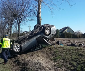 Kierowca BMW uderzył w drzewo w gminie Lubicz