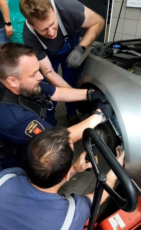 Łódź: pojechał umyć auto, okazało się, że trzeba je rozebrać. Liczyła się każda minuta!