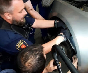 Łódź: pojechał umyć auto, okazało się, że trzeba je rozebrać. Liczyła się każda minuta!