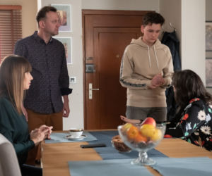 Na Wspólnej odc. 3227. Iza (Anna Korcz), Basia (Grażyna Wolszczak), Kuba (Kacper Łukasiewicz), Smolny (Łukasz Konopka)