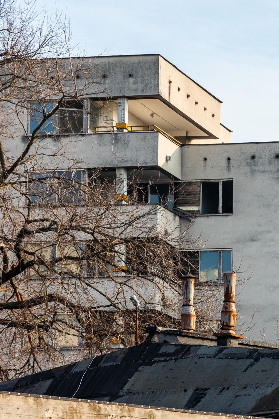 Szpiegowo, blok na Sobieskiego 100 w Warszawie