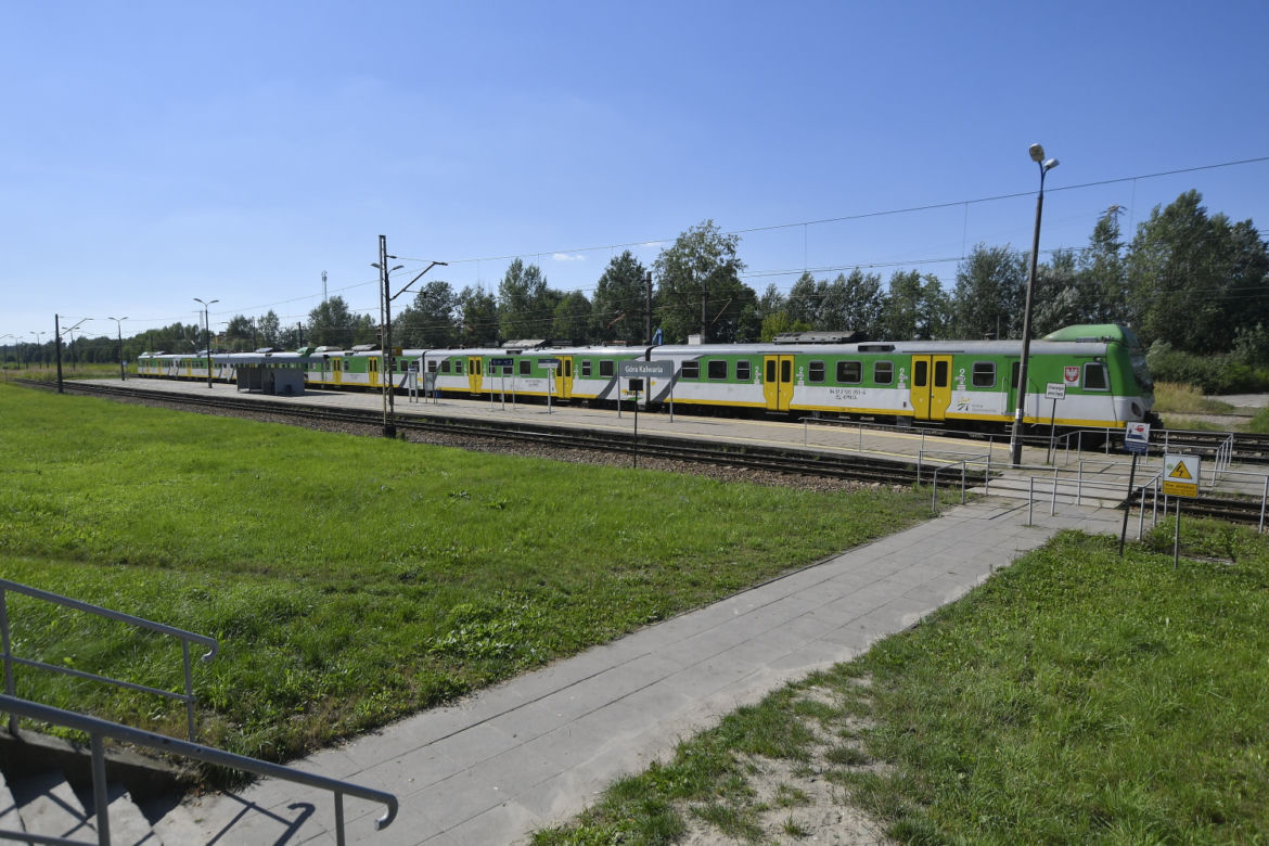 Nowe pociągi nie zmieszczą się w peronie. Kolejarze usuwają połączenie z Warszawą 