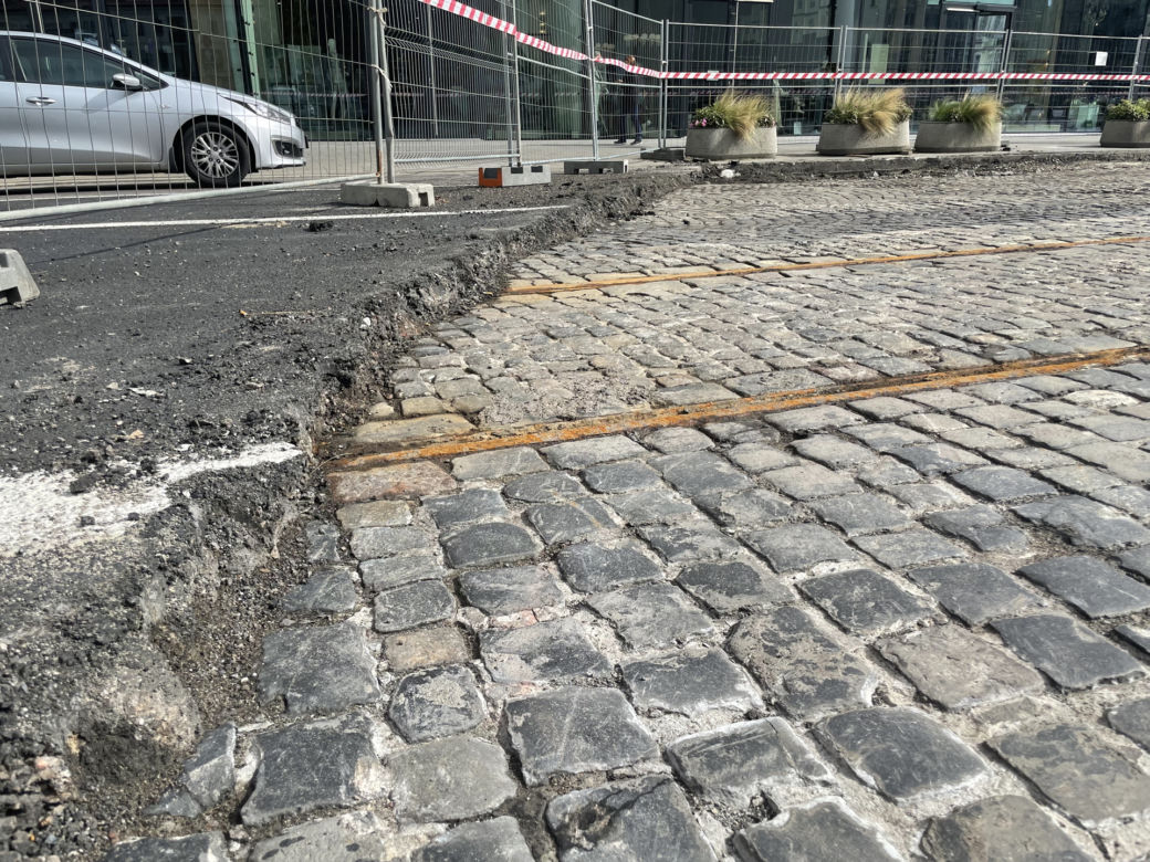 PRZEBUDOWA PLACU TRZECH KRZYŻY. DROGOWCY ODKOPALI ZABYTKOWY BRUK I TORY TRAMWAJOWE