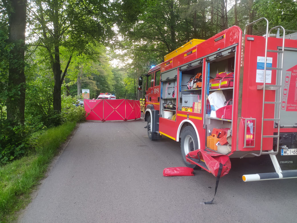 Makabryczny wypadek pod Ciechanowem! Trzy młode osoby nie żyją. Ich audi roztrzaskało się o drzewo