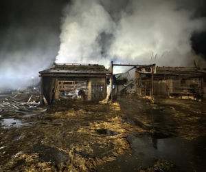 Padło ok. 20 byków. W Mościszkach palił się budynek inwestarski [ZDJĘCIA]