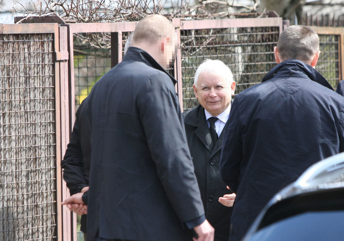 Kaczyński jak gwiazdor! Wpisał się w książkę nieznajomemu 