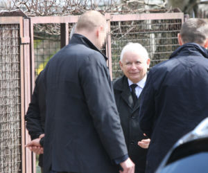 Kaczyński jak gwiazdor! Wpisał się w książkę nieznajomemu 