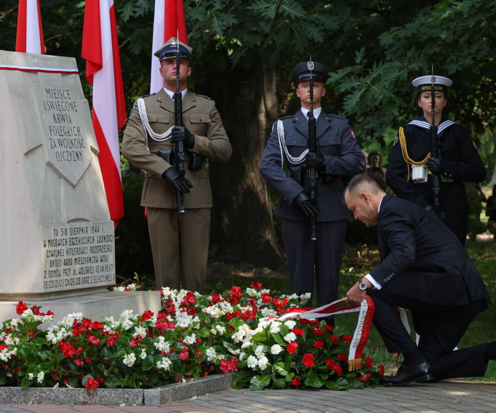 Karol Nawrocki składa wieniec pod pomnikiem ofiar Rzezi Woli. O obchodach rocznicy powstania przeczytasz w SE Polityka.
