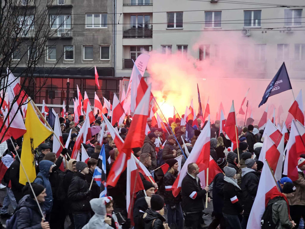 Marsz Niepodległości przechodzi przez most Poniatowskiego