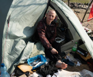 Ich dom to namiot w rezerwacie. Jak Paweł, Agnieszka i Zbyszek zorganizowali życie w cieniu mostu?