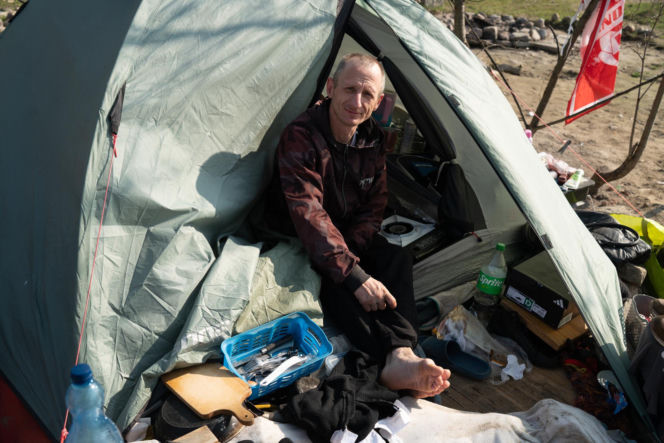 Ich dom to namiot w rezerwacie. Jak Paweł, Agnieszka i Zbyszek zorganizowali życie w cieniu mostu?