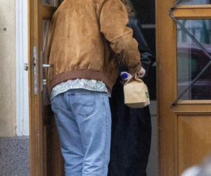 Dawid Podsiadło z nową dziewczyna całują się pod jego mieszkaniem